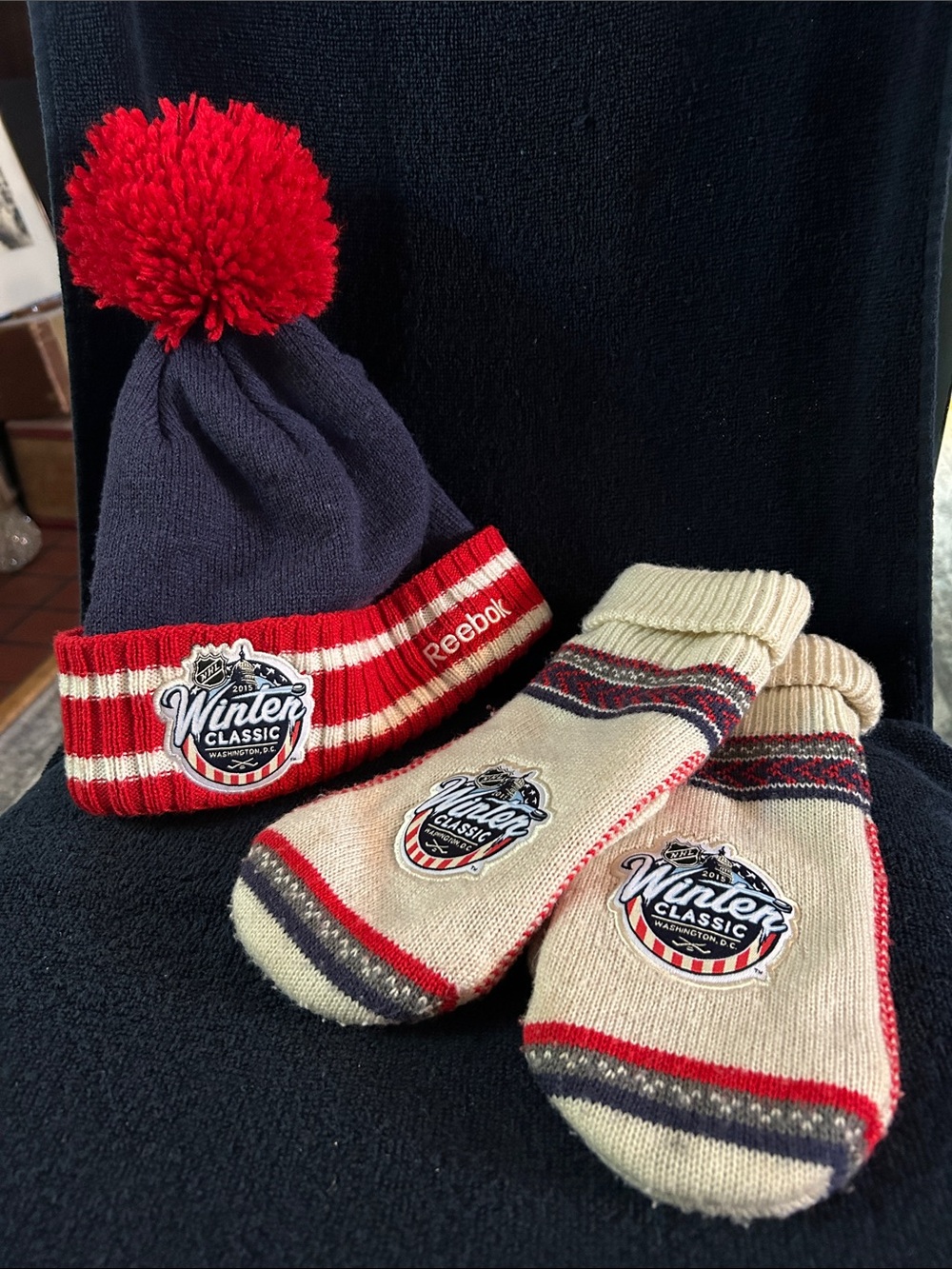 Reebok NHL Winter Classic 2015 Washington DC Pom Pom Beanie w Matching Mittens